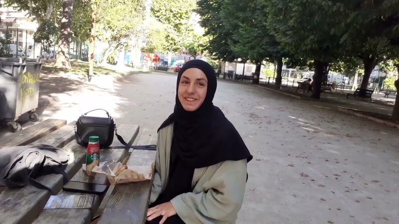 Elle accepte la Bible en cachette de ses