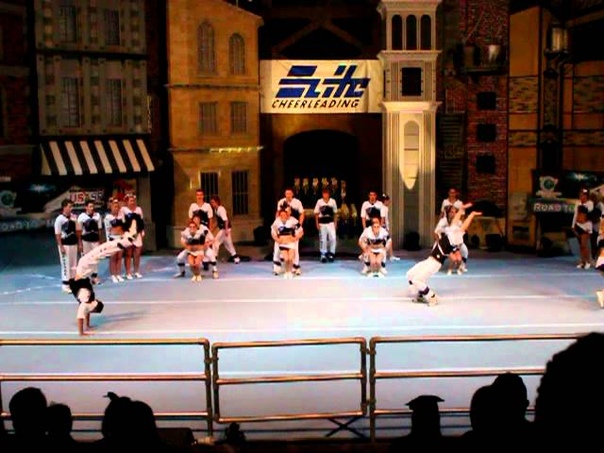 Purple Diamonds: Purple Diamonds Senior Coed Cheer ECC Moviepark