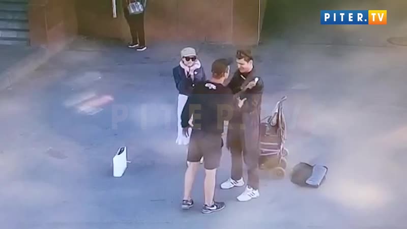 Опубликовано видео нападения на беременную женщину у метро