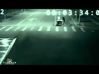 Необъяснимое! Кто то спасает человека!