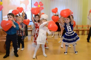 Красивый вход деток младшей группы на утреннике 8 Марта