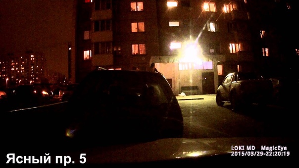 В Москве сильный порыв ветра сорвал кровлю на