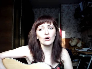 Девушка поёт песню под гитару “Ой, Серёга, Серёга“...