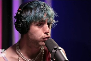 Ezra Furman performing “Lousy Connection“ Live on KCRW
