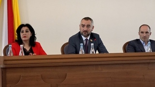 Депутаты заслушали отчет Правительства Южной Осетии. Президент принял участие в работе сессии