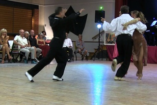 Elias et Sofia, Jenny et Guy dansent sur le tango “9 de Julio“