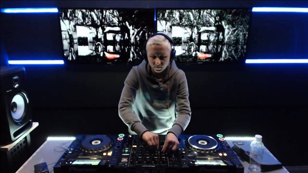 Anna Lee Live Radio