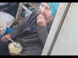 Старушка чуть не умерла от голода в нечеловеческих условиях! Соседка поразила всех своим поступком