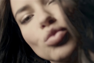 Mavi - Adriana Lima - Çok mu çok modayız?