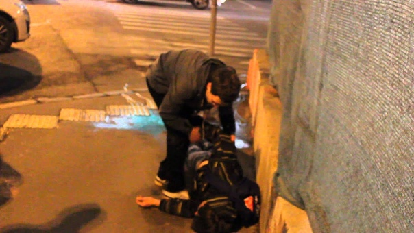 Бухой пацан блюёт в центре