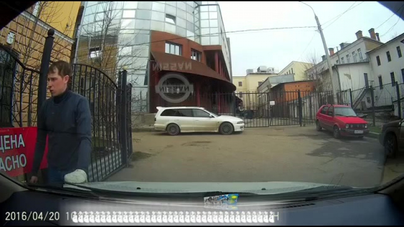 Бывший директор Ярпиво угрожал пистолетом парню, менявшему
