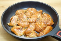 Куриная грудка в соусе терияки. Филе в соевом соусе на сковороде. Курица в аэрогриле кусочками. Кусочки куриного филе в соевом соусе. Куриная грудка в соевом соусе на сковороде.