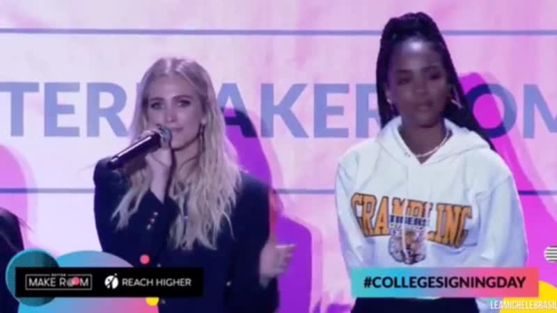 Лиа Мишель на сцене College Signing Day в UCLA, 1 мая