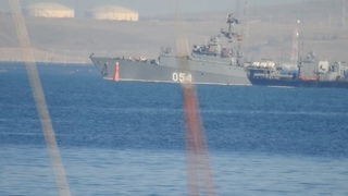 Крымский мост.Военные корабли РФ проходят арки моста.Тепловоз дымящий.