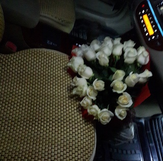 Реальные фото цветов в машине ночью. Белые розы в машине. Белые розы в салоне машины. Букет белых роз на сиденье автомобиля. Букет белых роз в машине ночью