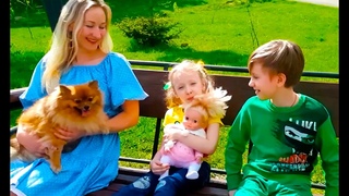 Видео для детей! Настя дрессирует любимую собаку Эфирчика на прогулке! Шпиц в коляске! Где же кукла?