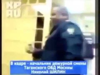 Российский полицейский отрабатывает удары на старушке  Это отношение власти к на