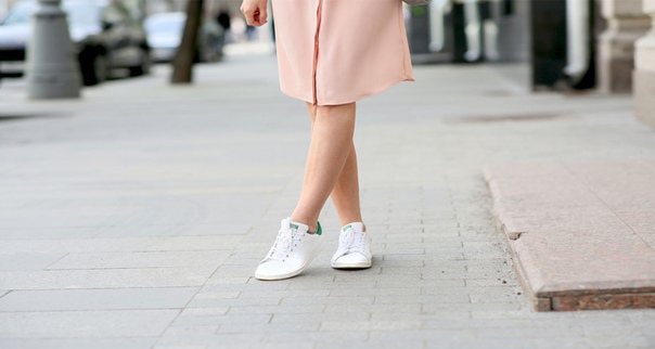 Девушка В Платье И Белых Кроссовках фото 12