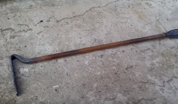 Монтировка в руке. Монтировка в руке. Избил кочергой. Кочерга старинная. Ржавая кочерга.
