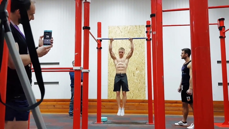 Рекорд выход на две. Рекорд по выходу силы на одну. Рекорд по выхода на две руки мужчины. Мировой рекорд по выходу силой на две руки на турнике. Рекорд выход на две.