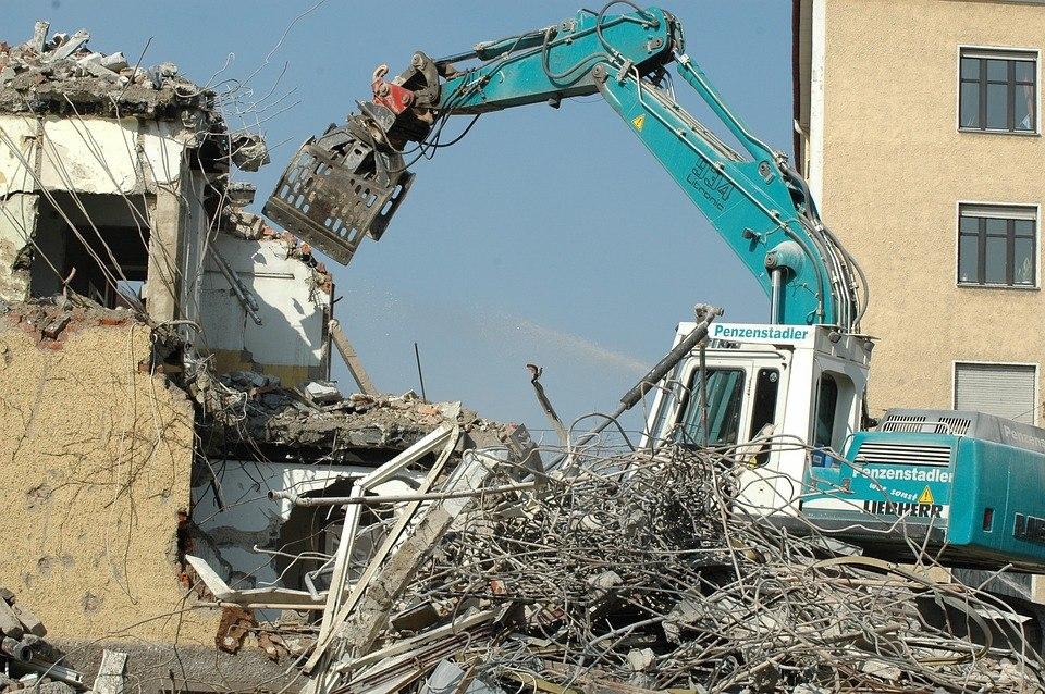 Специалисты Госинспекции по недвижимости снесли незаконные постройки на Сормовской Специалисты Госинспекции по недвижимости снесли незаконные постройки на Сормовской