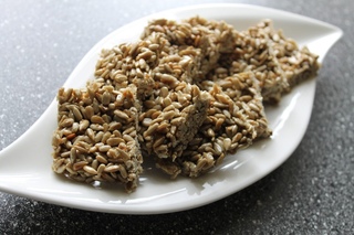 Козинаки из семечек подсолнуха. Козинаки из семечек подсолнуха. Кунжут козинаки печенье. Козинаки из семечек подсолнуха. Козинаки из семечек подсолнуха.