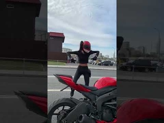 мотоциклистка опять танцует в пробке #мотоТаня чем это лечить? moto dance #motoTanya moto bike girl
