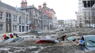 England Turned Into an Ocean! Flooding Submerged Shop and Cars in Luton, London
