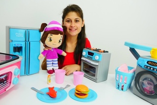 Hamburger yapma oyunu. Ayşe ve oyuncak bebek Leli temizlik yapıyorlar. Oyuncak ev eşyaları