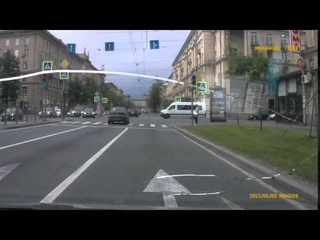 “Не сумел донести свою мысль“: внезапный поворот “Лады“ во время езды на аварийке привел к ДТП