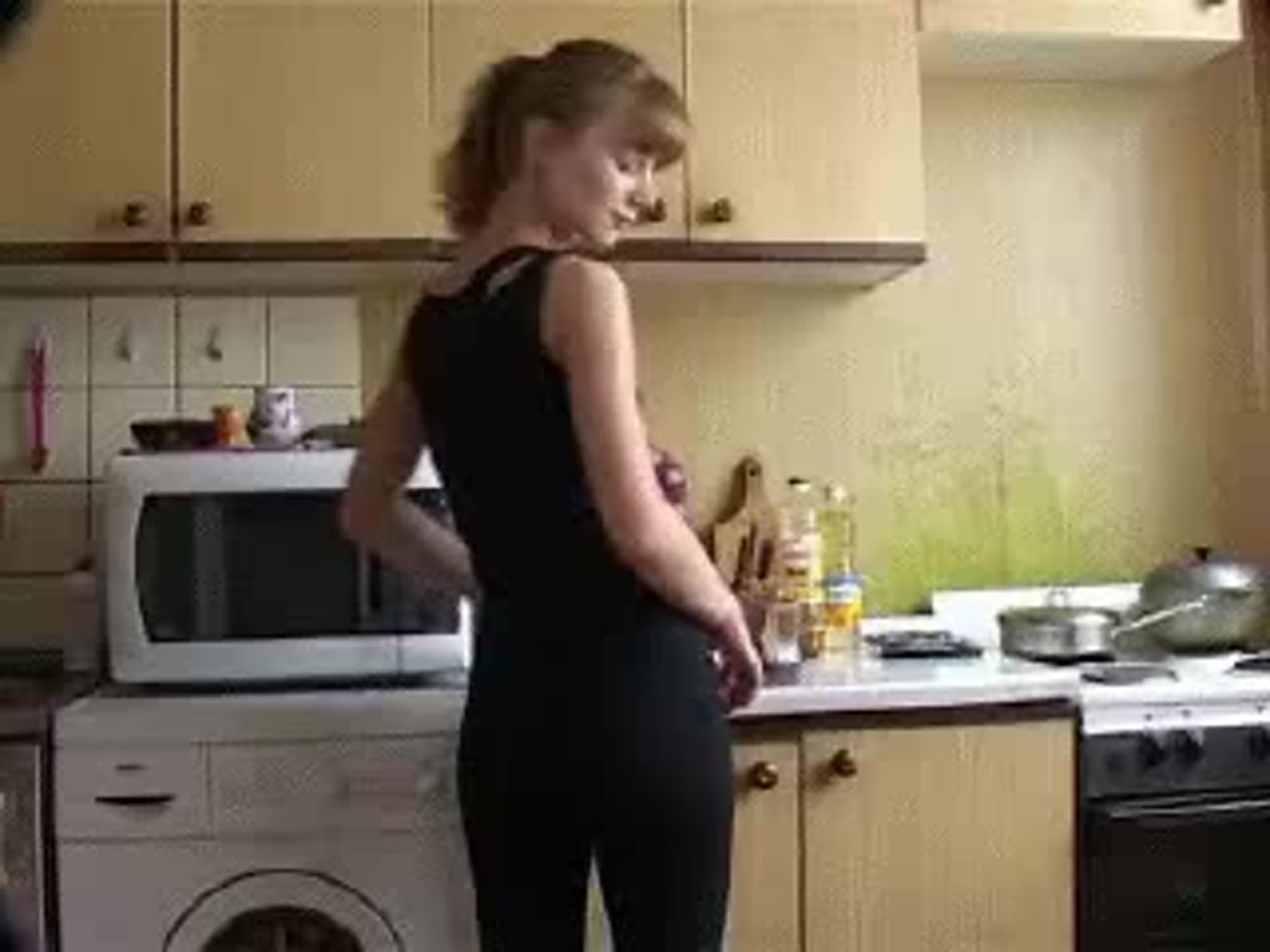 Папаша поu002dбыстрому перепихнулся с дочкой на кухне дочкой кухне