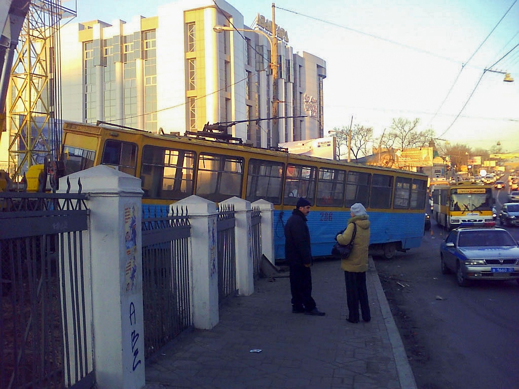 Владивосток 2008г. Трамвай полностью сошел с рельс, перескочил бордюр и влетел частично на автостоянку, проломив одну колонну ограждения Это картинка