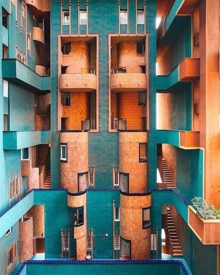 Рикардо Бофилл — один из самых знаменитых современных архитекторов.