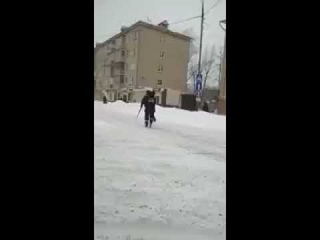 Полицейский спешит на помощь