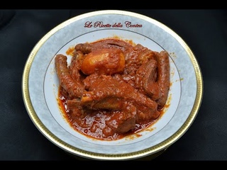 Sugo di maiale. Prepariamolo con costine e salsiccia. Ricetta facile.