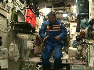 Доктор Шейх Музафар Шукор Молясь в космическом пространстве (ежедневный ритуал исламские молитвы)