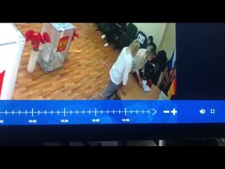 В УИК # 2801 члены комиссии пытаются уничтожить заявления о надомном голосовании. Выборы - 2021.