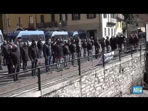 Dongo, saluti romani alla commemorazione fascista sul lago di Como. LAnpi