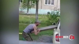 В Спасске-Дальнем неадекватный чувак крушил припаркованные машины – комментарии не нужны