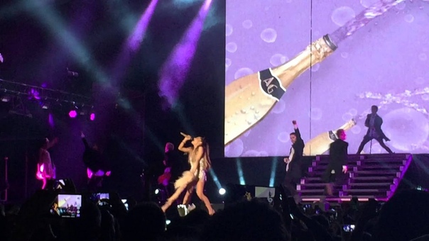 Ariana Grande Pink Champagne Live in São Paulo,